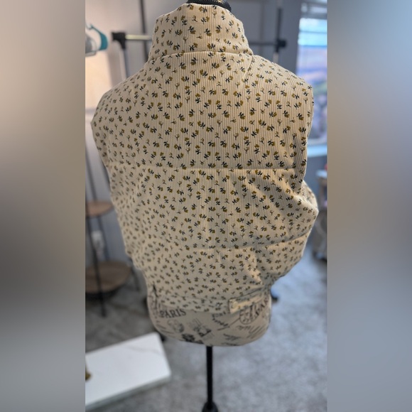 NWOT 26 International Women's Floral Print Puffer Vest - Picture 8 of 9